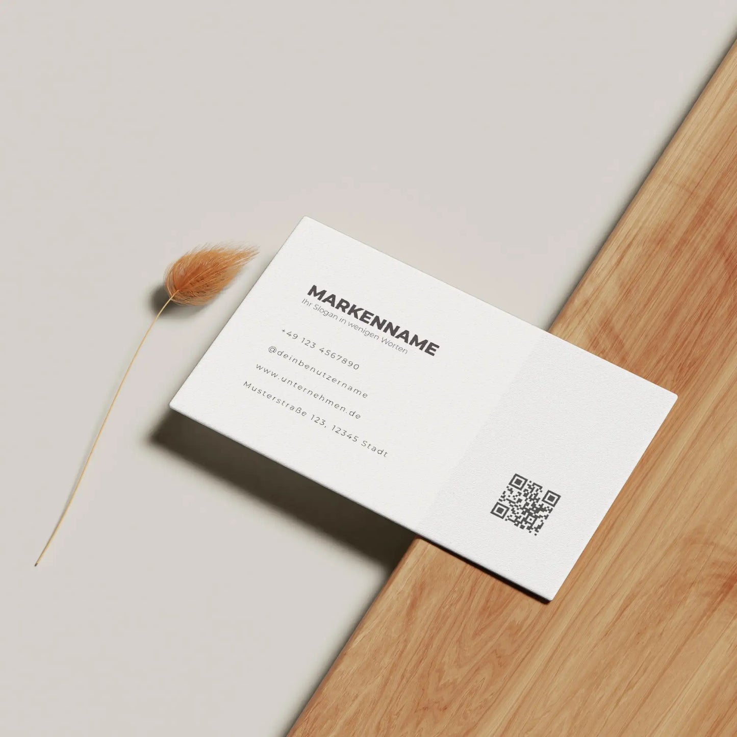 Minimalistische Visitenkarten Vorlage in Weiß mit QR-Code auf hellem Holzuntergrund als Canva Vorlage – Louvion.de