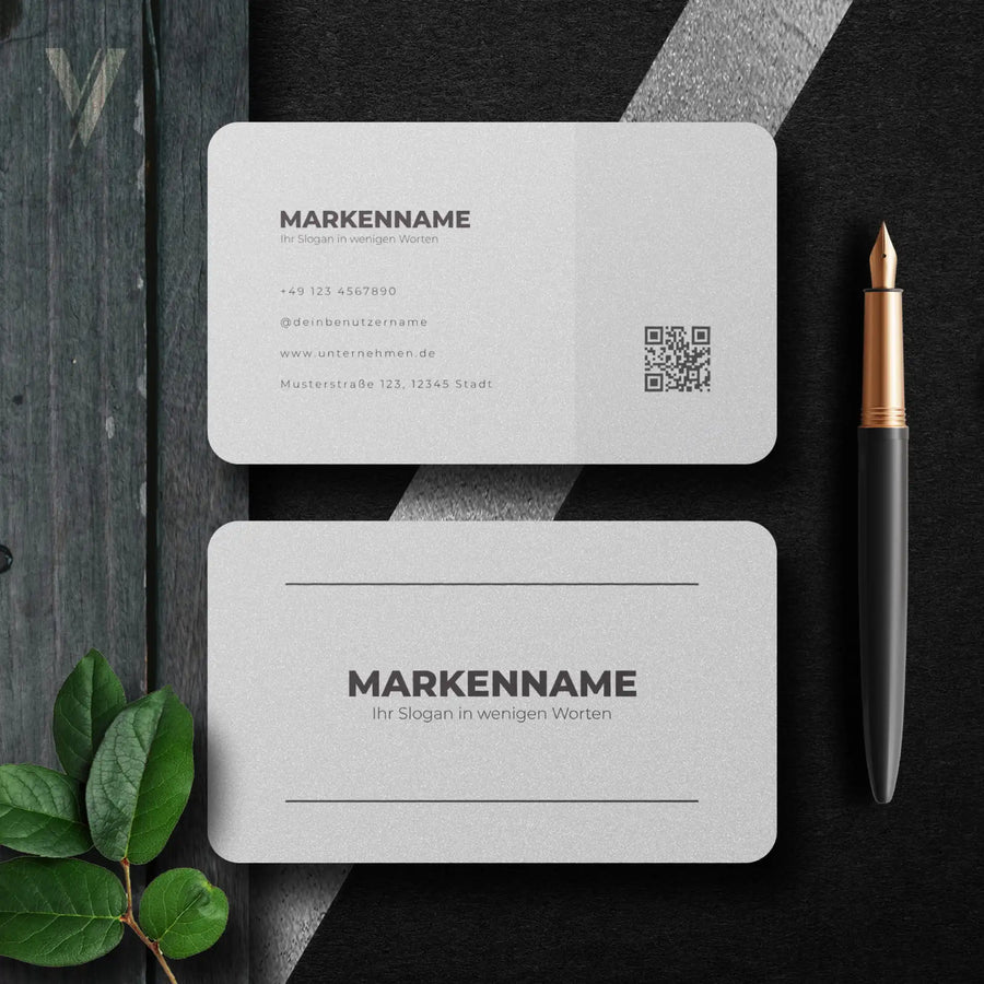 Minimalistische Visitenkarten Vorlage in Weiß mit Vorder- und Rückseite, QR-Code und Logo in einer modernen Flatlay-Darstellung – Louvion.de