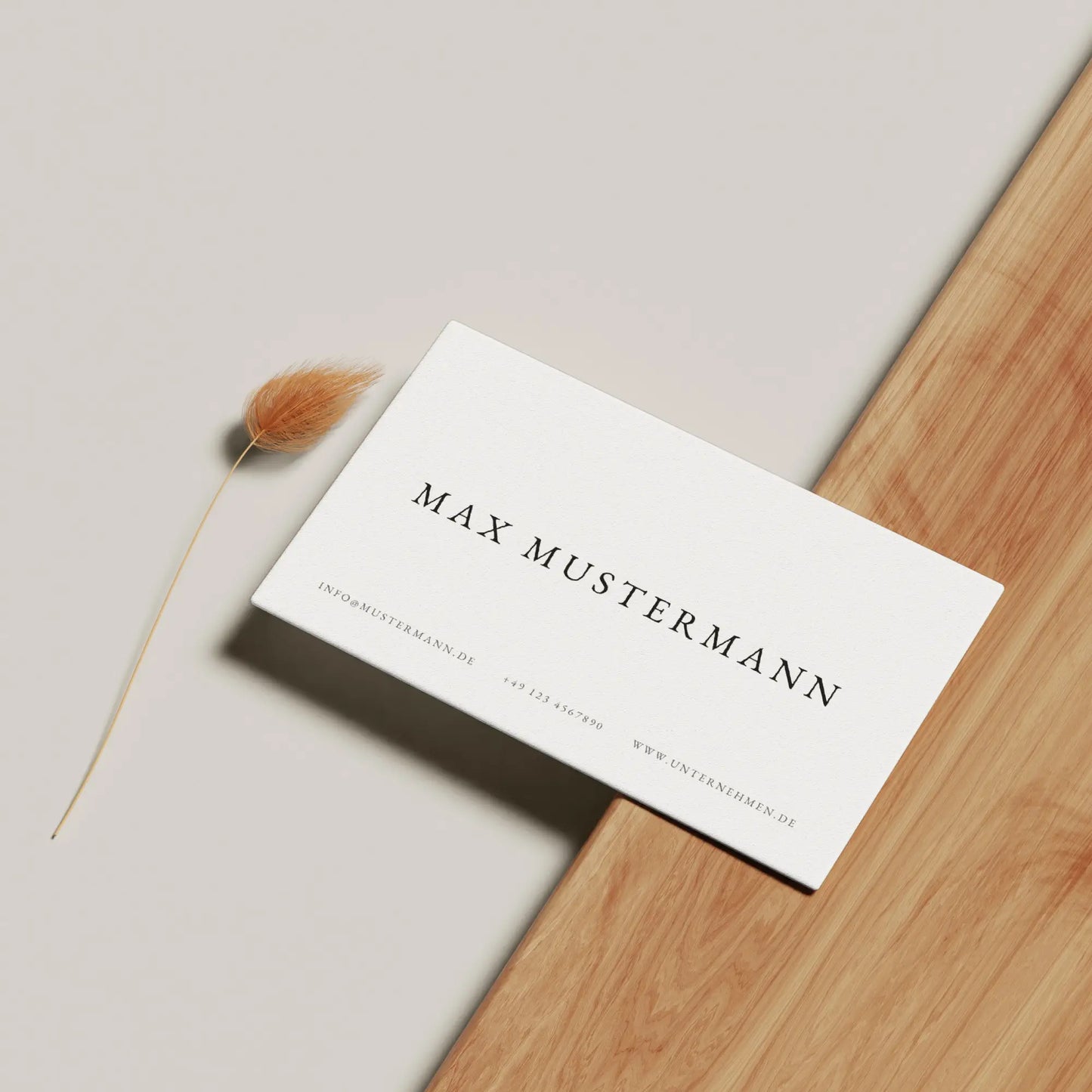 Minimalistische Visitenkarten Vorlage in Weiß mit eleganter Typografie auf hellem Hintergrund für Canva, Louvion.de