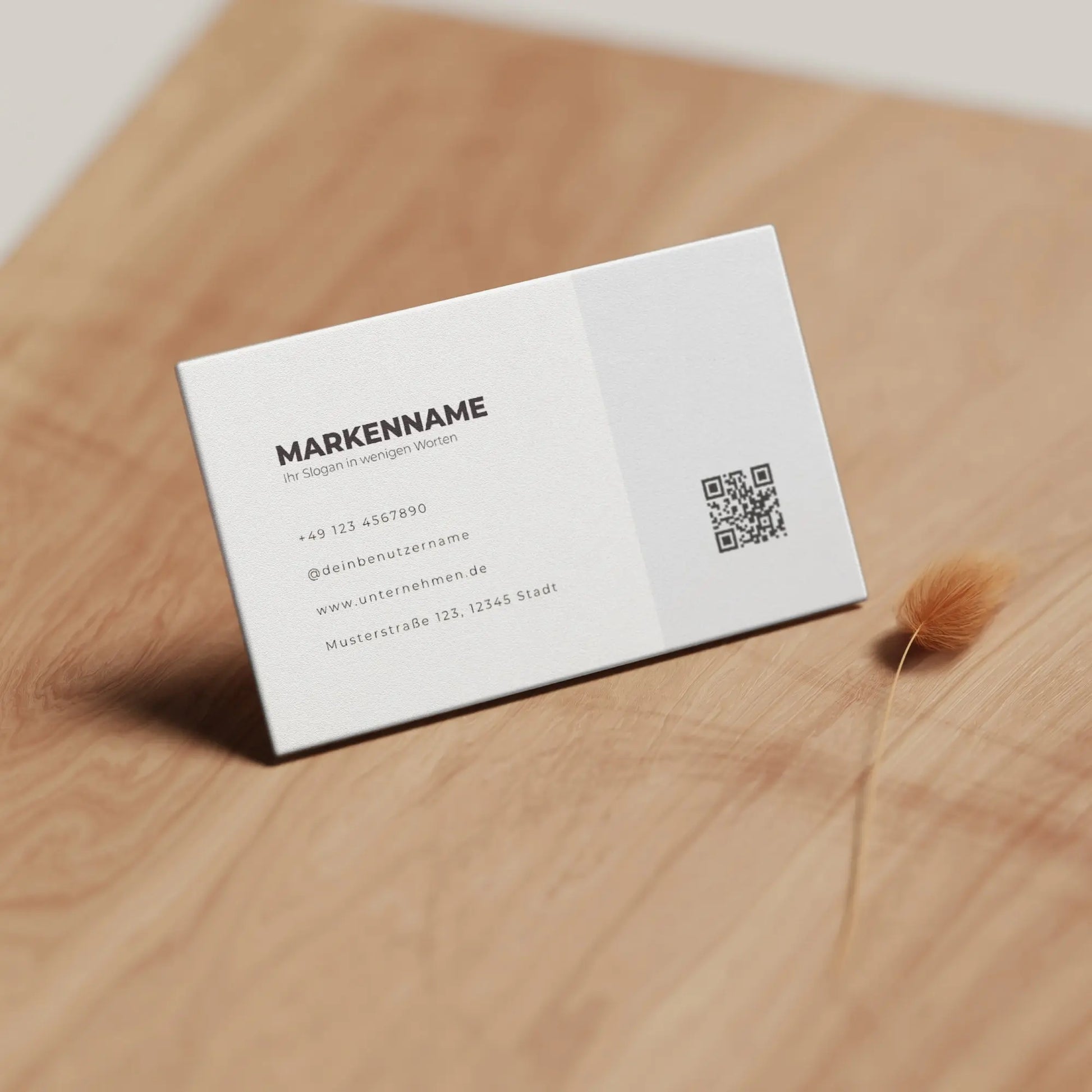 Minimalistische Visitenkarten Vorlage mit QR-Code und Logo auf Holzoberfläche als personalisierbare Canva Vorlage – Louvion.de