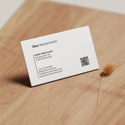 Minimalistische Visitenkarten Vorlage mit Vorder- und Rückseite, QR-Code und Logo in elegantem weißem Design für Canva – Louvion.de