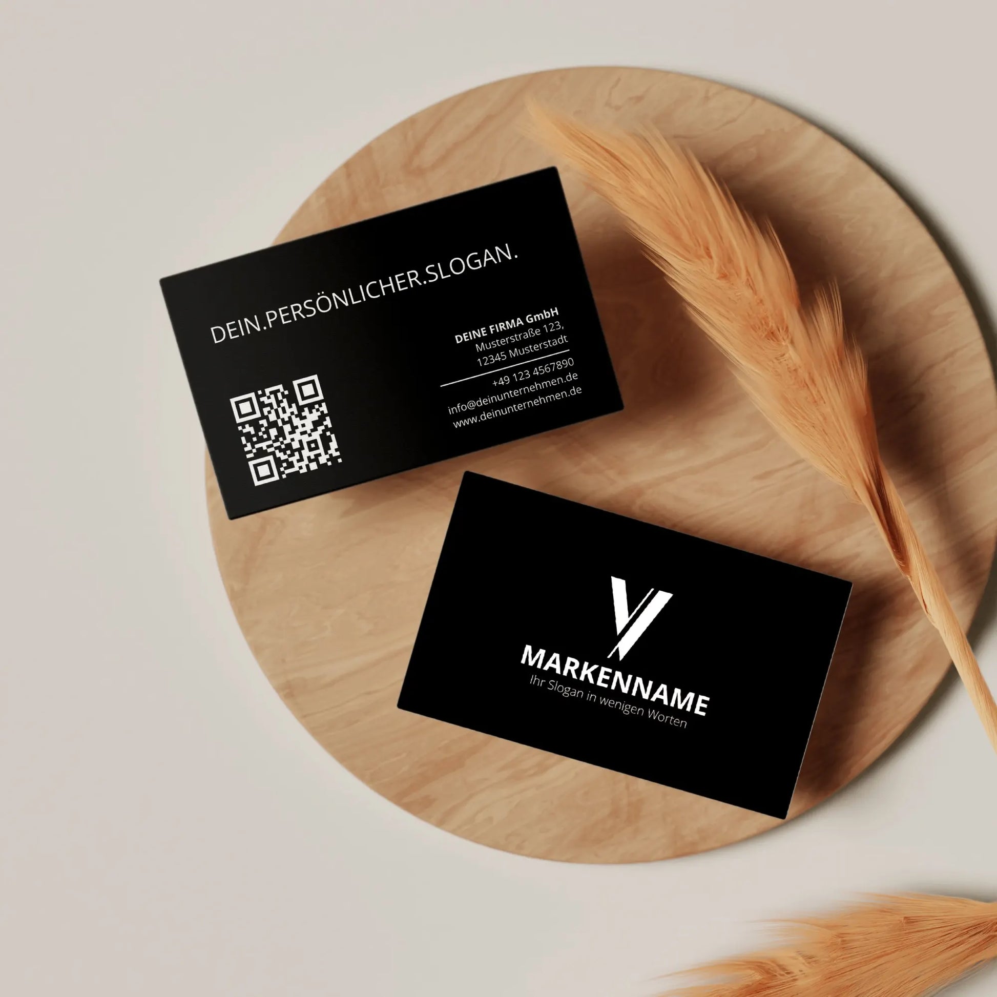Minimalistische Visitenkarten Vorlage mit Vorder- und Rückseite auf Holzuntergrund, inklusive Logo und QR-Code für Canva – Louvion.de