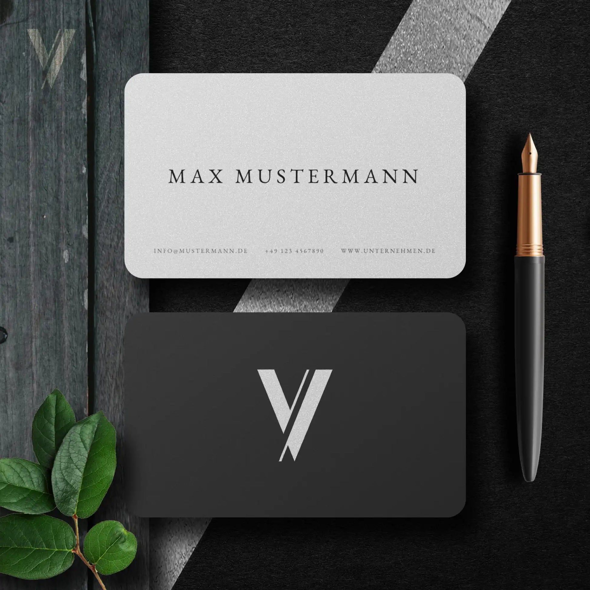 Minimalistische Visitenkarten Vorlage mit Vorder- und Rückseite in Weiß und Schwarz, modernes Logo-Design für Canva, Louvion.de