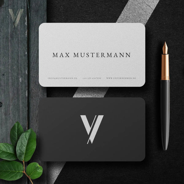 Minimalistische Visitenkarten Vorlage mit Vorder- und Rückseite in Weiß und Schwarz, modernes Logo-Design für Canva, Louvion.de