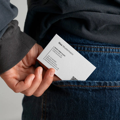 Minimalistische weiße Visitenkarten Vorlage im handlichen Standardformat mit QR-Code und professionellem Layout für Canva – Louvion.de