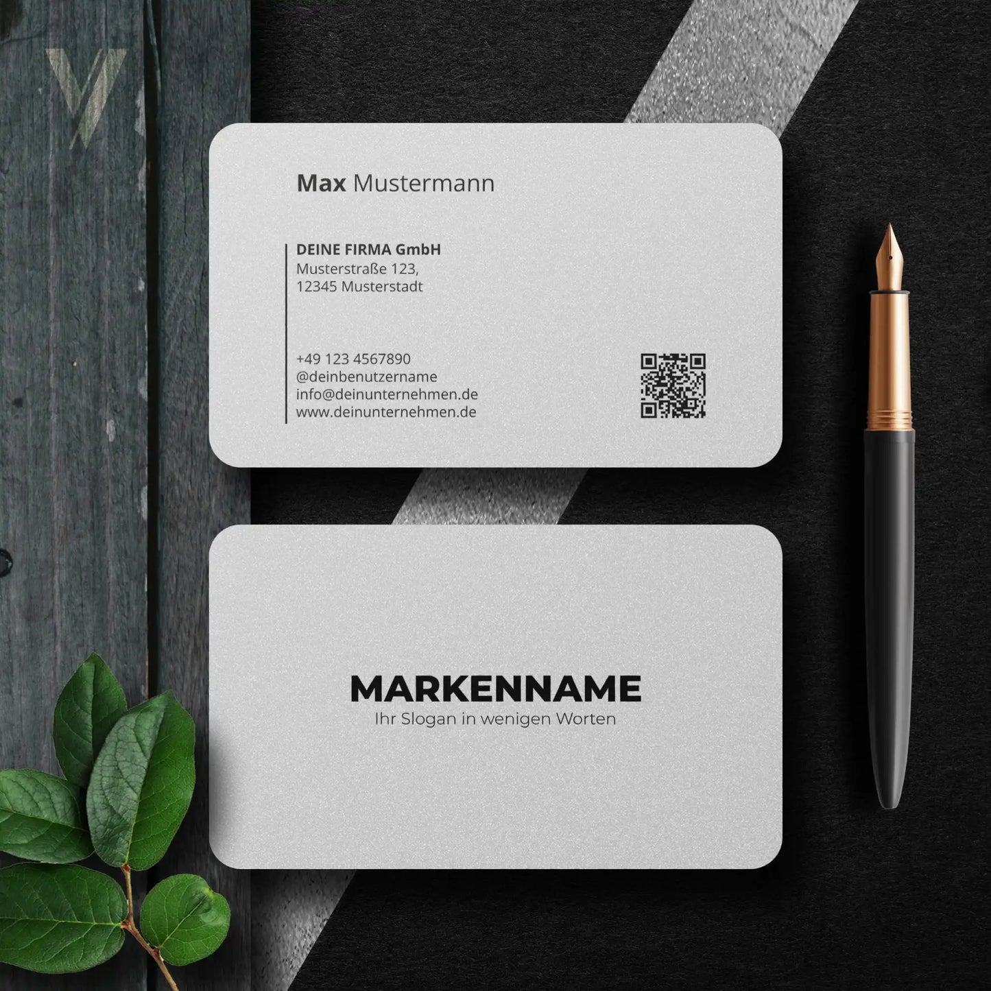 Minimalistische weiße Visitenkarten Vorlage mit Vorder- und Rückseite, QR-Code, Logo und klarer Typografie als Canva Vorlage für Unternehmen und Selbstständige – Louvion.de