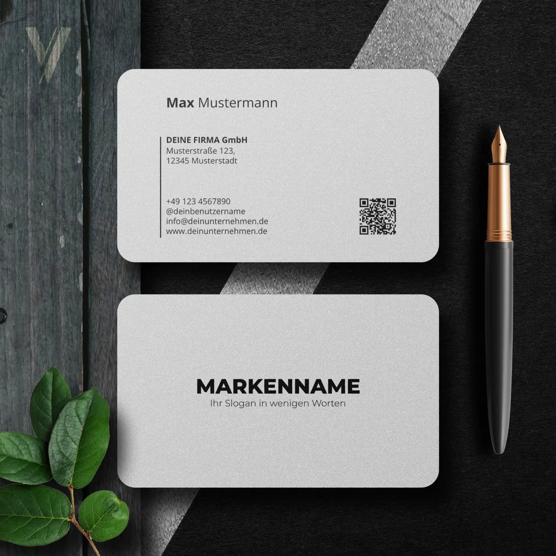 Minimalistische weiße Visitenkarten Vorlage mit Vorder- und Rückseite, QR-Code, Logo und klarer Typografie als Canva Vorlage für Unternehmen und Selbstständige – Louvion.de