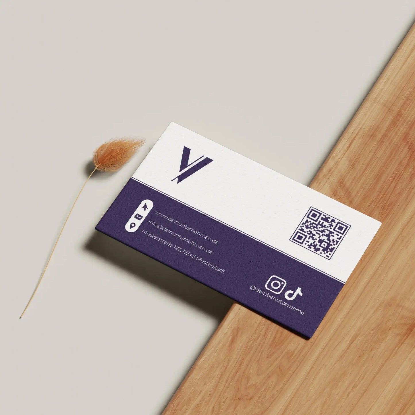Moderne Visitenkarten Vorlage in Lila mit QR-Code, Logo und Social-Media-Kontakten auf einer eleganten Geschäftskarte, Louvion.de