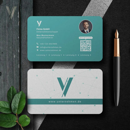 Moderne Visitenkarten Vorlage in Türkis mit Vorder- und Rückseite, QR-Code, Logo und Profilbild – Louvion.de