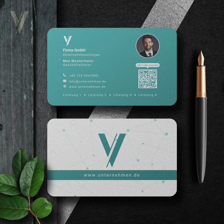 Moderne Visitenkarten Vorlage in Türkis mit Vorder- und Rückseite, QR-Code, Logo und Profilbild – Louvion.de