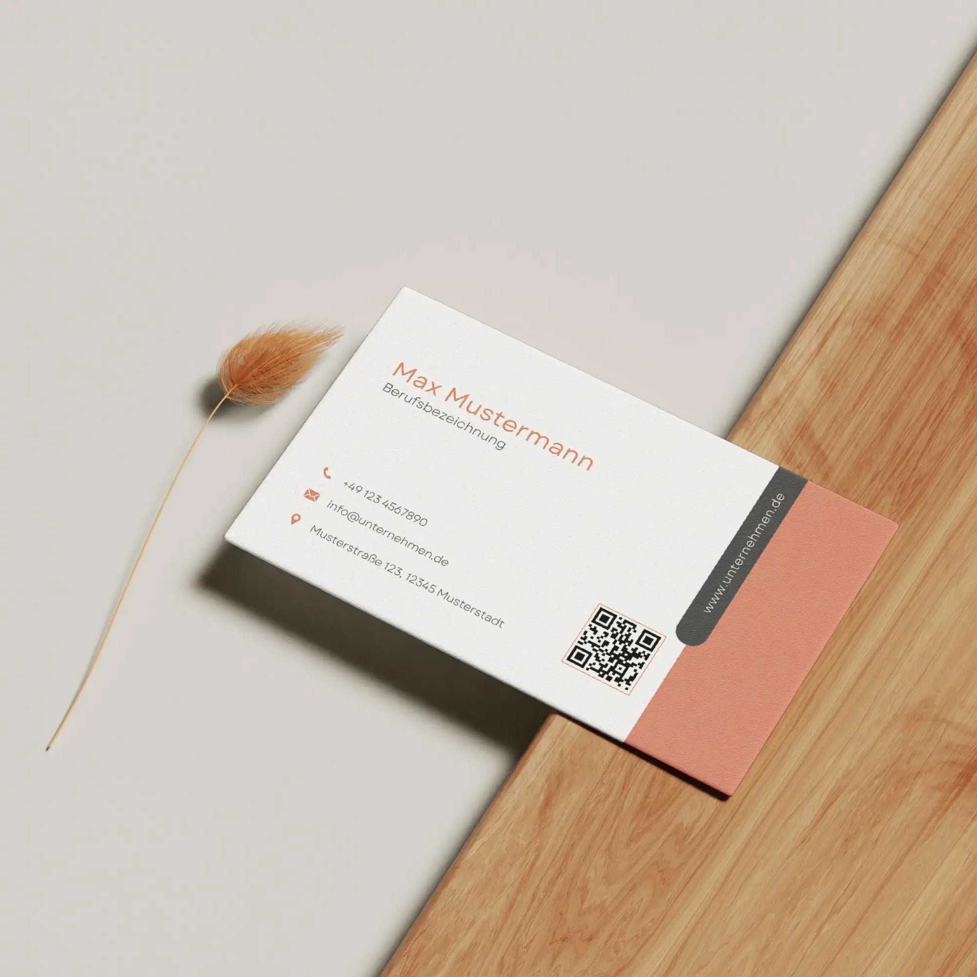 Moderne Visitenkarten Vorlage in Terrakotta mit QR-Code, klarer Struktur und personalisierbarem Layout für Europa und USA/Kanada, erstellt in Canva – Louvion.de