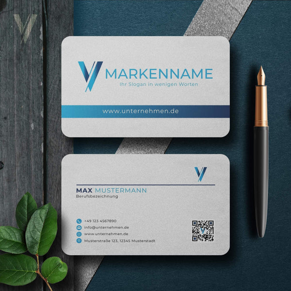 Moderne Visitenkarten Vorlage in Weiß & Blau mit Vorder- und Rückseite, Logo und QR-Code in Canva – Louvion.de