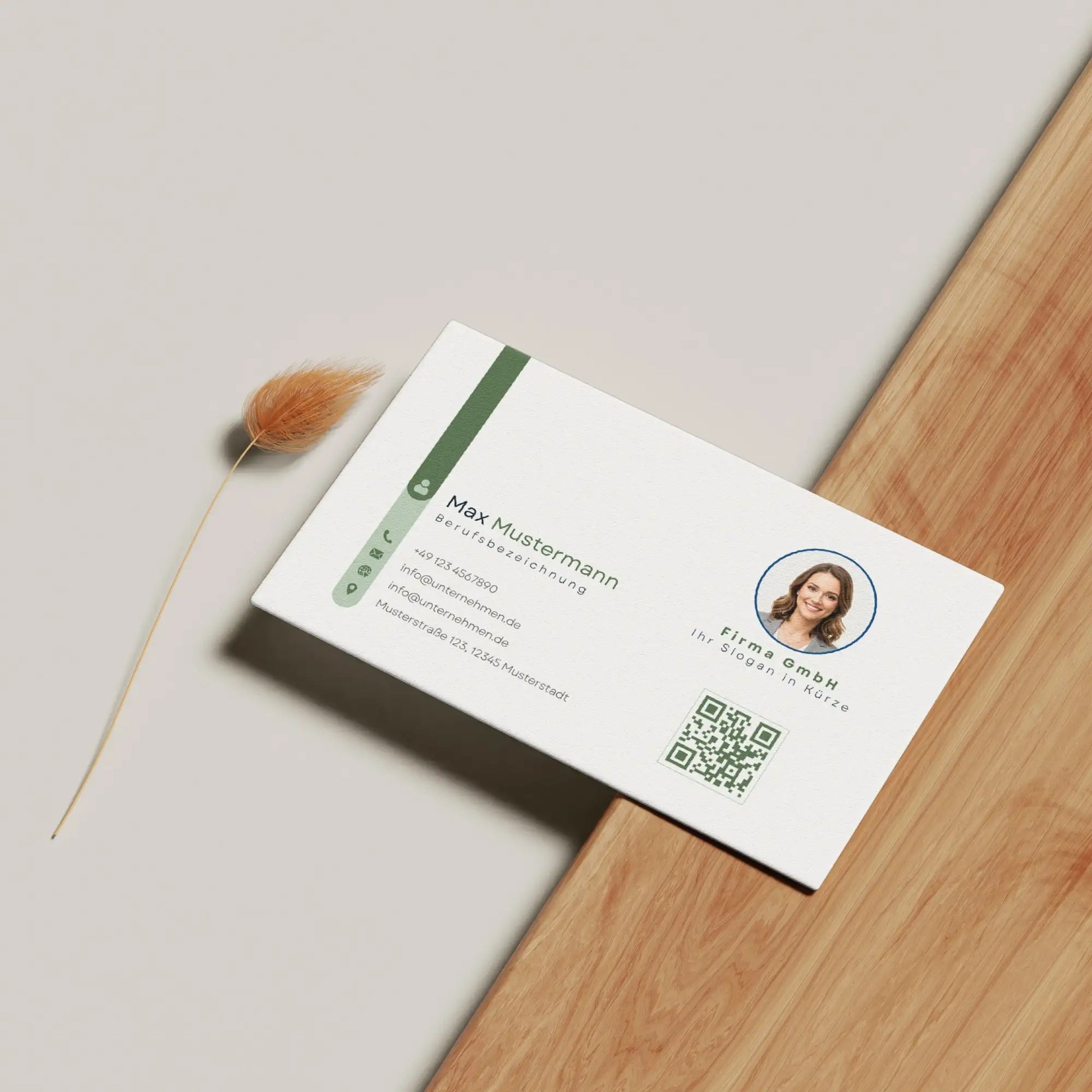 Moderne Visitenkarten Vorlage mit QR-Code, Profilbild und grünen Designelementen auf hellem Holzhintergrund – Louvion.de