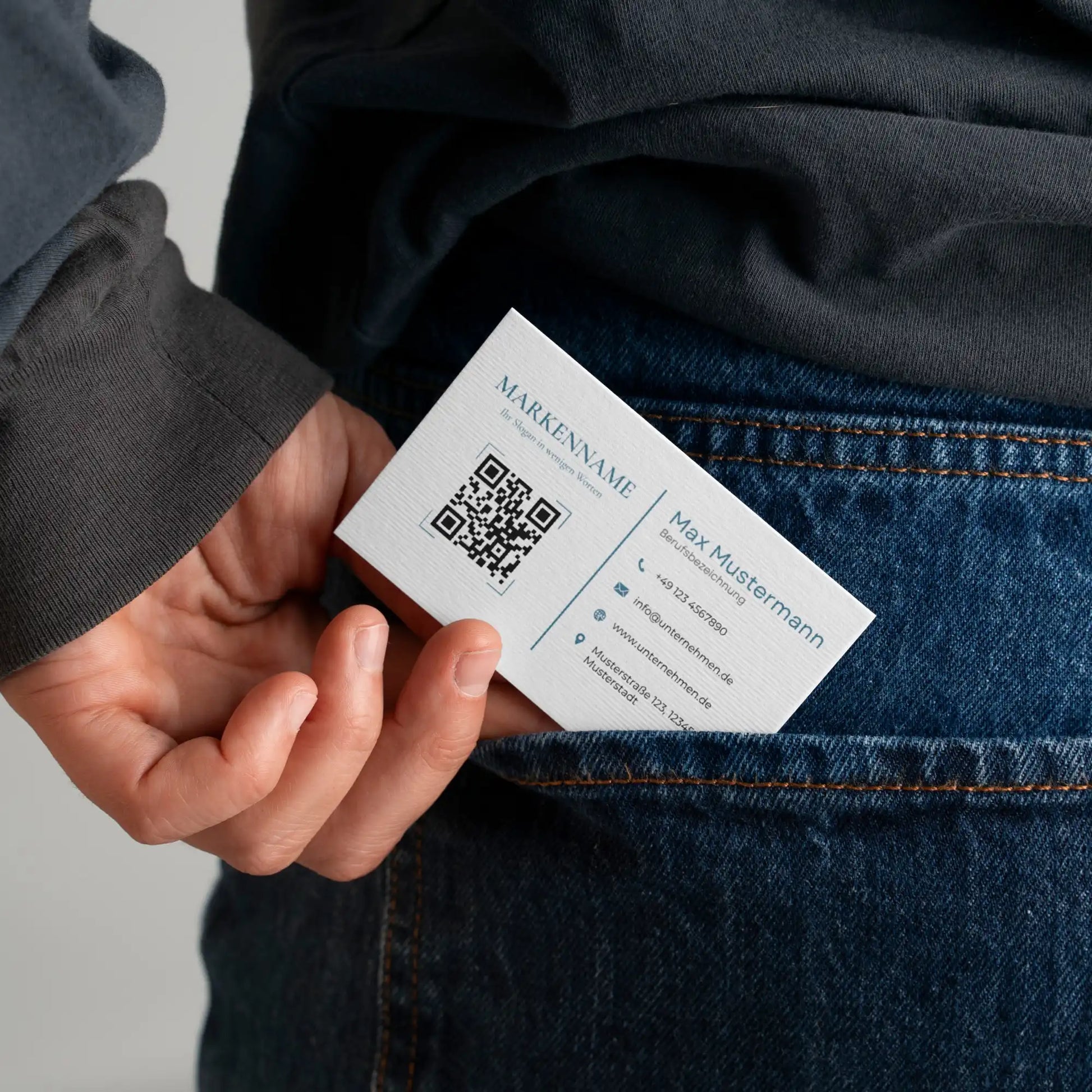 Moderne Visitenkarten Vorlage mit QR-Code und Logo im praktischen Kartenformat, individuell in Canva anpassbar und druckbereit – Louvion.de