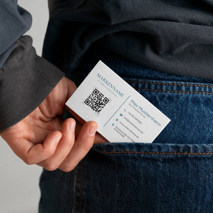 Moderne Visitenkarten Vorlage mit QR-Code und Logo im praktischen Kartenformat, individuell in Canva anpassbar und druckbereit – Louvion.de