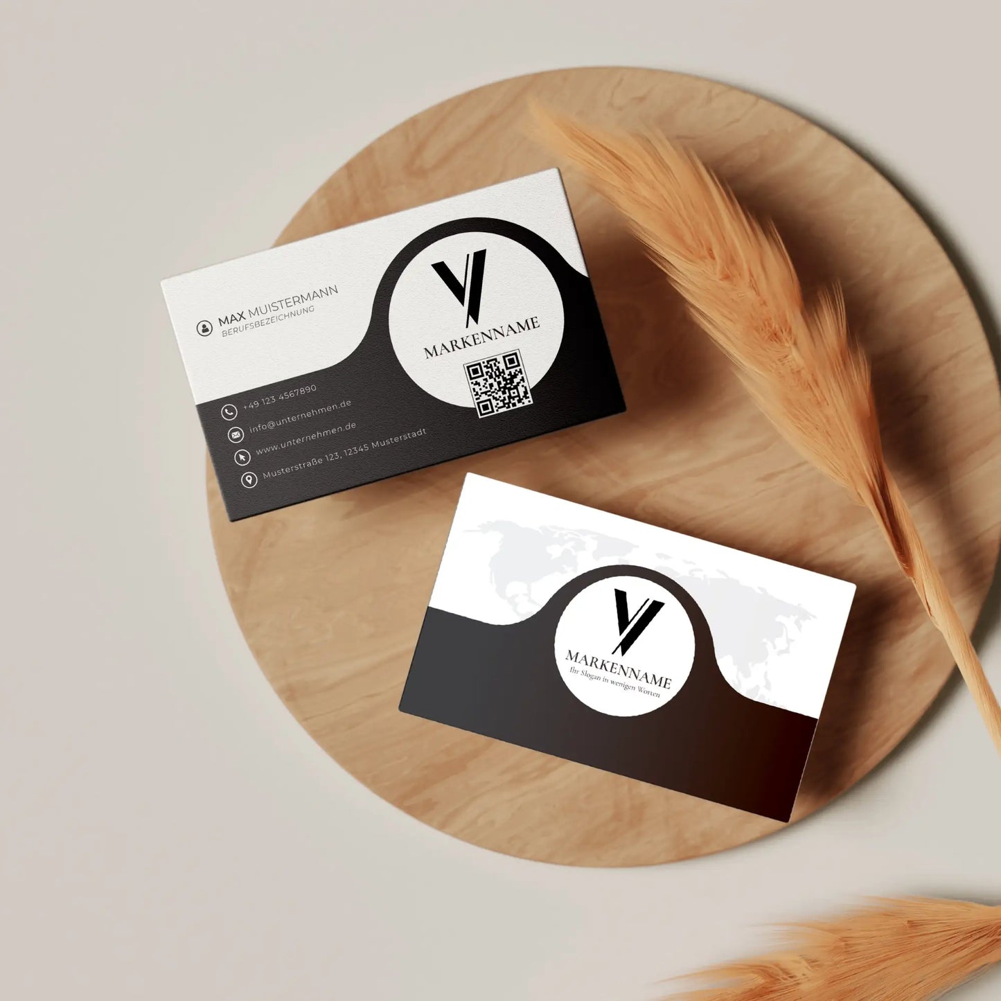 Moderne Visitenkarten Vorlage mit Vorder- und Rückseite, QR-Code und Logo auf Holztablett präsentiert – Louvion.de