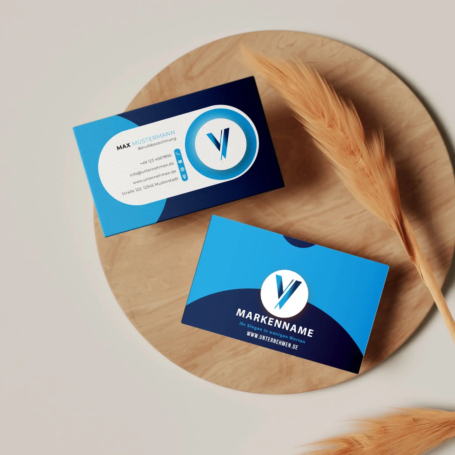 Moderne blaue Visitenkarten Vorlage für Canva mit Vorder- und Rückseite, Logo, QR-Code und harmonischem Layout als Designvorschau auf Holztablett – Louvion.de
