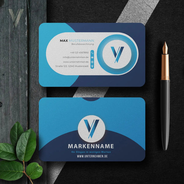 Moderne blaue Visitenkarten Vorlage für Canva mit Vorder- und Rückseite, QR-Code, Logo und klar strukturiertem Layout als Designvorschau – Louvion.de