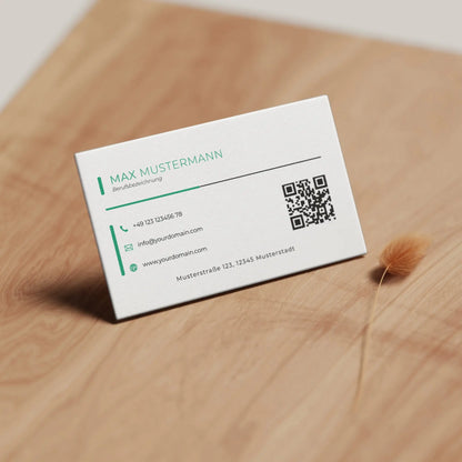 Moderne grüne Visitenkarten Vorlage für Canva mit QR-Code, klarer Struktur und personalisierbarem Layout für Unternehmen, Selbstständige und Freelancer – Louvion.de