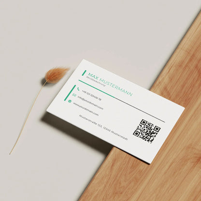 Moderne grüne Visitenkarten Vorlage für Canva mit QR-Code und übersichtlichem Layout auf hochwertiger Vorderseite – personalisierbar für Unternehmen und Selbstständige – Louvion.de