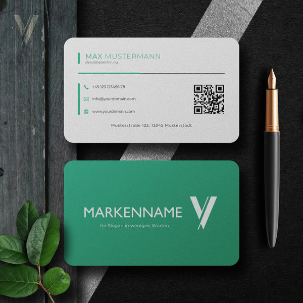 Moderne grüne Visitenkarten Vorlage für Canva mit Vorder- und Rückseite, QR-Code, Logo sowie klar strukturiertem Layout für Unternehmen und Selbstständige – Louvion.de