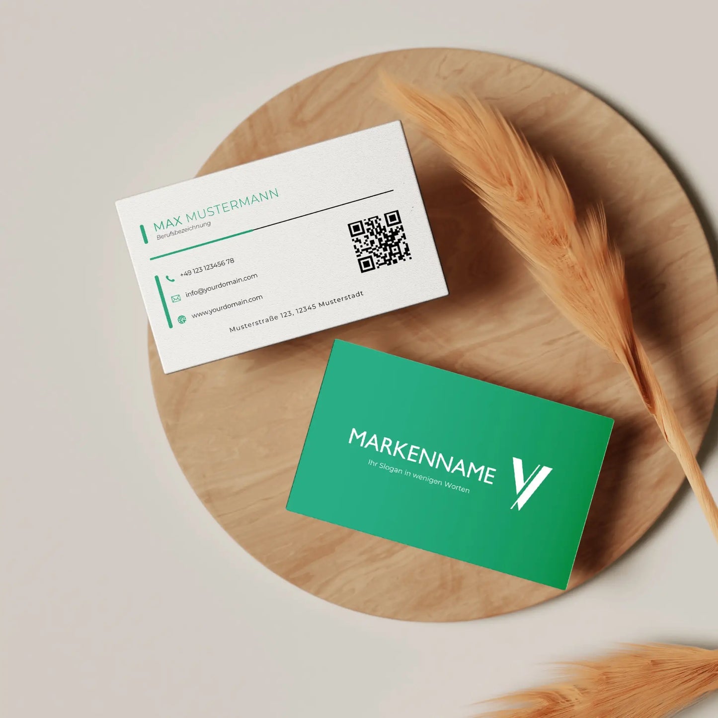 Moderne grüne Visitenkarten Vorlage für Canva mit Vorder- und Rückseite, QR-Code sowie personalisierbarem Logo in den Formaten Europa und USA/Kanada – Louvion.de