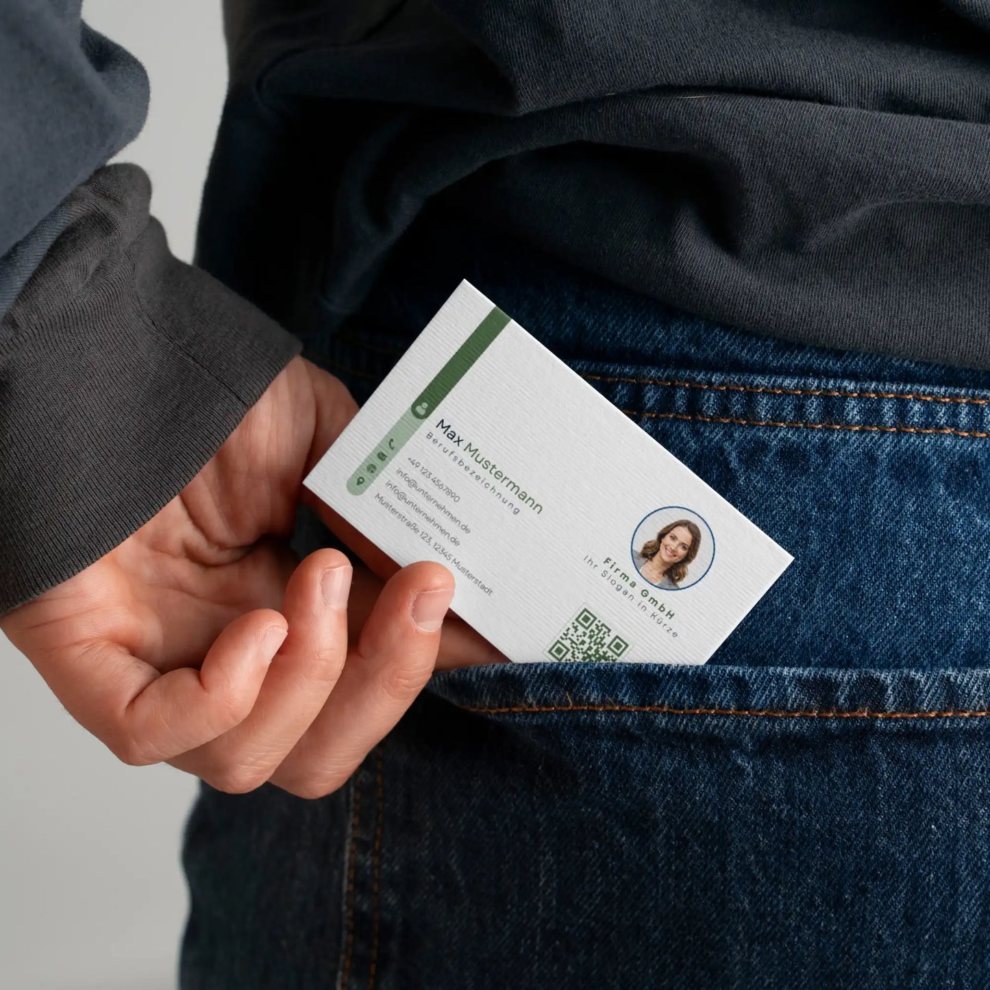 Moderne grüne Visitenkarten Vorlage mit QR-Code und Profilbild in einer Hosentasche als Größenbeispiel – Louvion.de