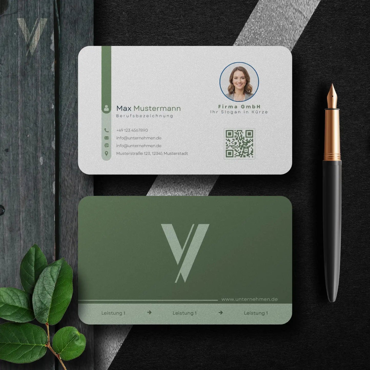 Moderne grüne Visitenkarten Vorlage mit Vorder- und Rückseite, QR-Code, Logo und Profilbild auf dunklem Hintergrund präsentiert – Louvion.de