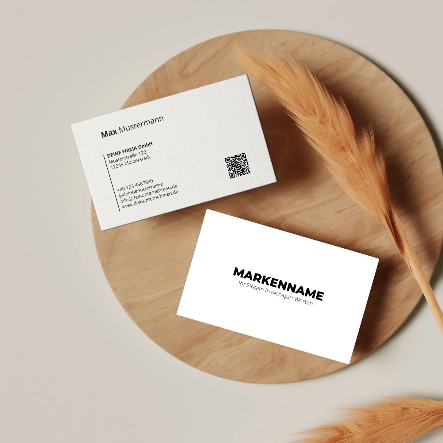 Moderne weiße Visitenkarten Vorlage mit QR-Code und übersichtlicher Struktur auf Holzoberfläche als professionelles Canva Design – Louvion.de