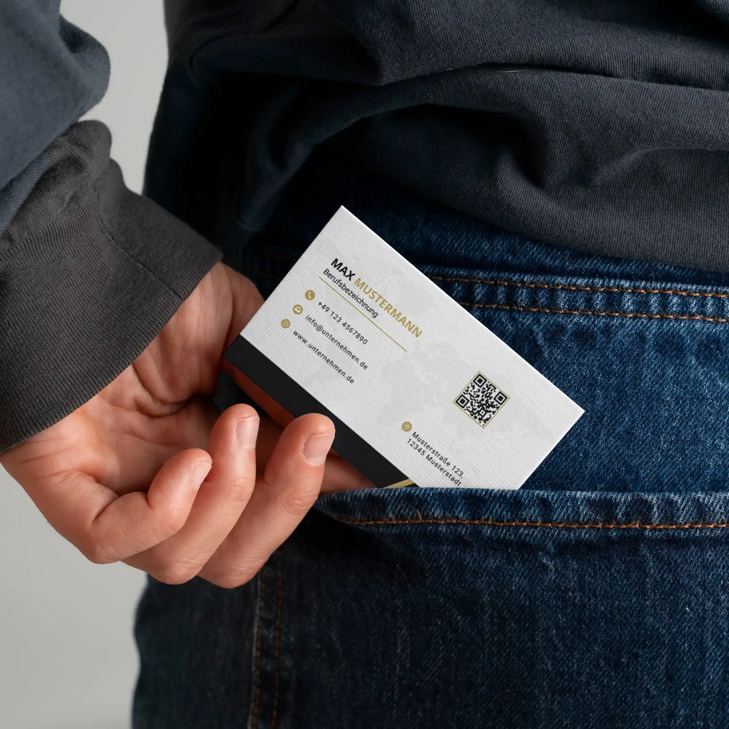 Personalisierbare Visitenkarten Vorlage in Schwarz Gold mit QR-Code und Logo im praktischen Taschenformat – Louvion.de