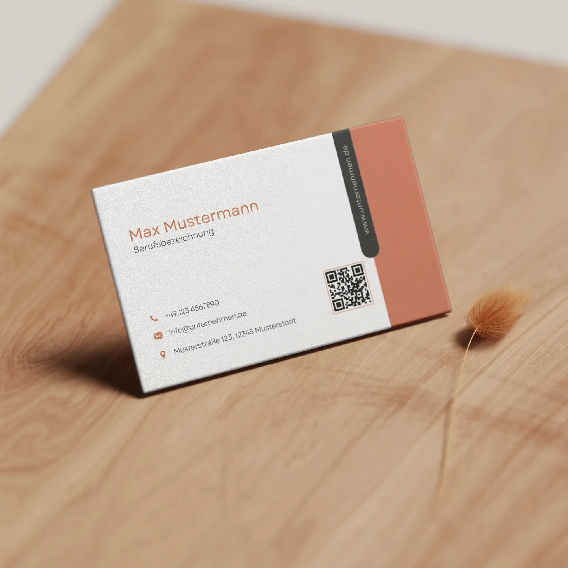 Personalisierbare Visitenkarten Vorlage in Terrakotta mit QR-Code, modernem Layout und klarer Informationsstruktur für Europa und USA/Kanada, bearbeitbar in Canva – Louvion.de