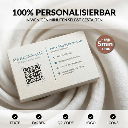 Personalisierbare Visitenkarten Vorlage mit QR-Code, Logo und Kontaktdaten in Weiß und Blau, individuell anpassbar in Canva ohne zusätzliche Software – Louvion.de