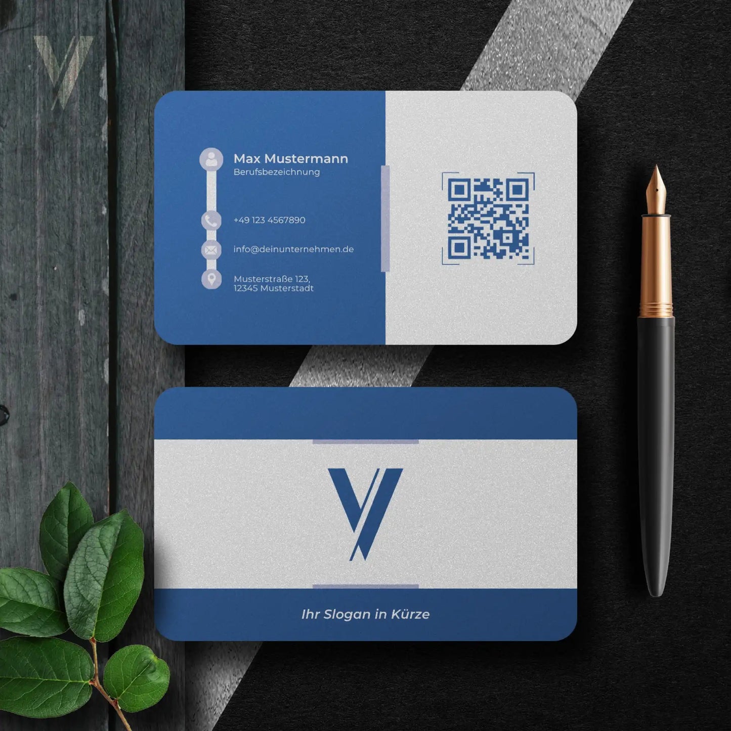 Professionelle Visitenkarten Vorlage in Blau mit Vorder- und Rückseite, QR-Code, Logo und klar strukturiertem Layout für Canva, Louvion.de