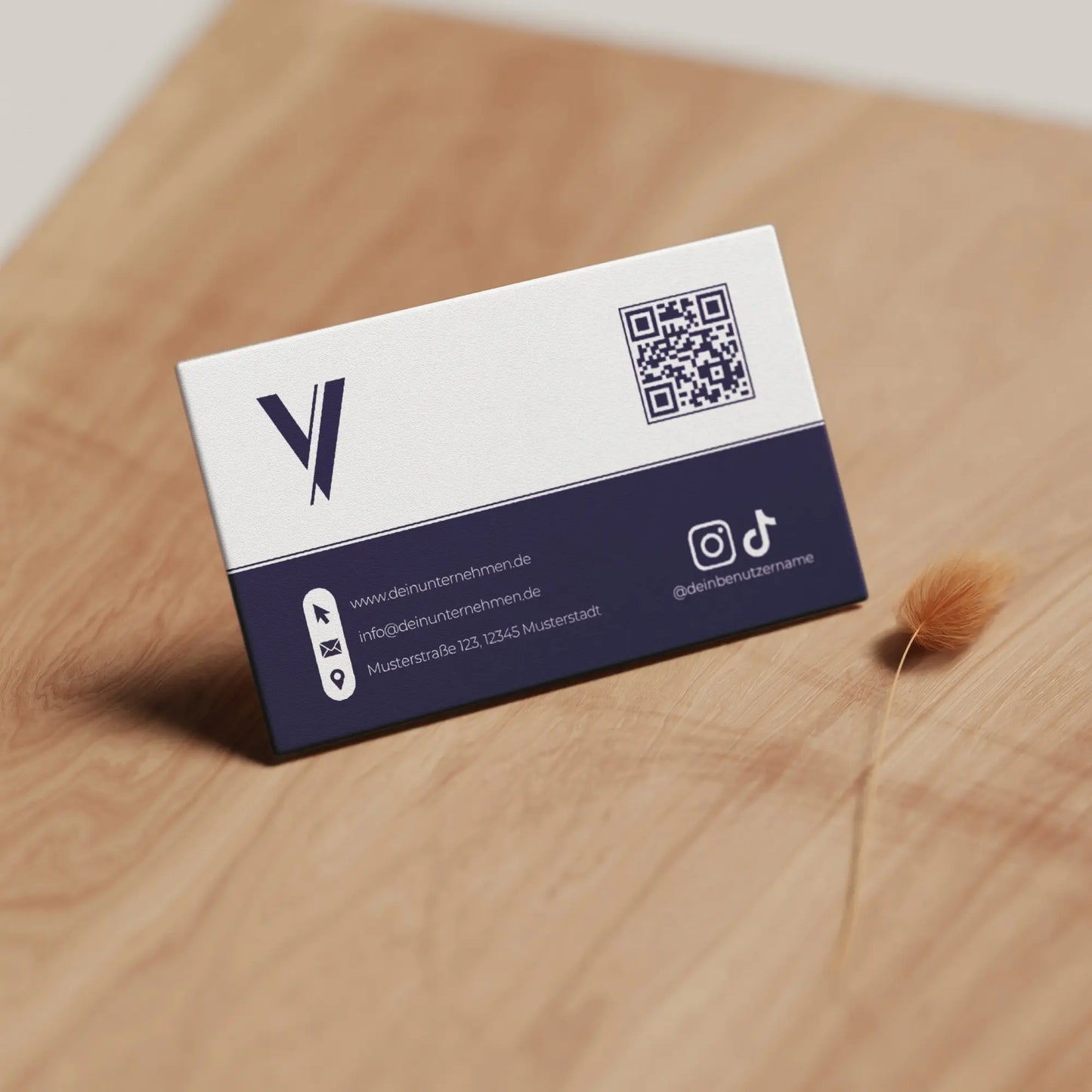 Professionelle Visitenkarten Vorlage in Lila mit QR-Code und Logo als hochwertige Canva-Vorlage für Unternehmen, Louvion.de