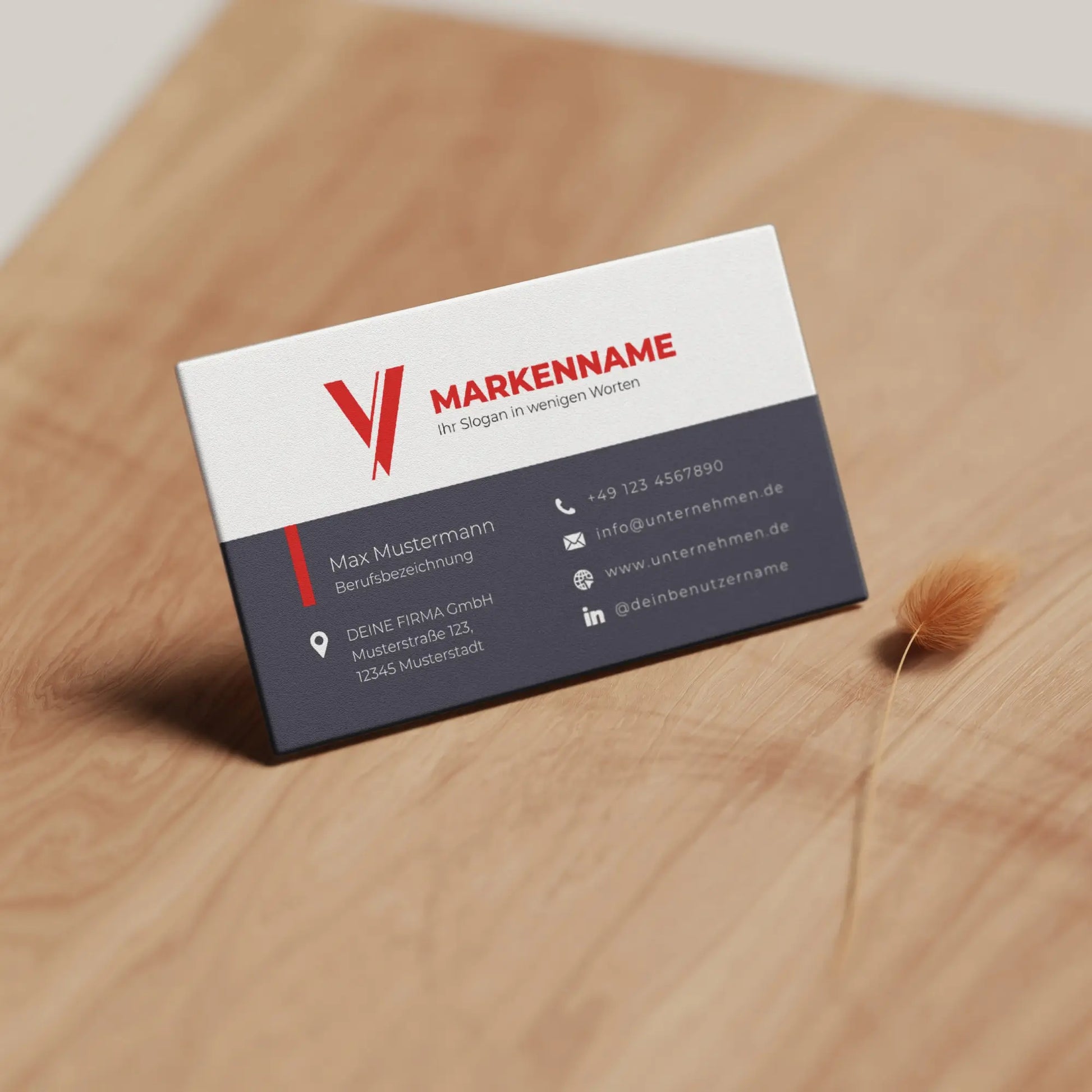 Professionelle Visitenkarten Vorlage in Rot mit Logo und Kontaktdaten als Canva Vorlage auf Holzoberfläche dargestellt, Louvion.de