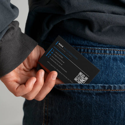 Professionelle Visitenkarten Vorlage in Schwarz und Blau im praktischen Standardformat mit QR-Code für Canva – passt bequem in jede Geldbörse | Louvion.de