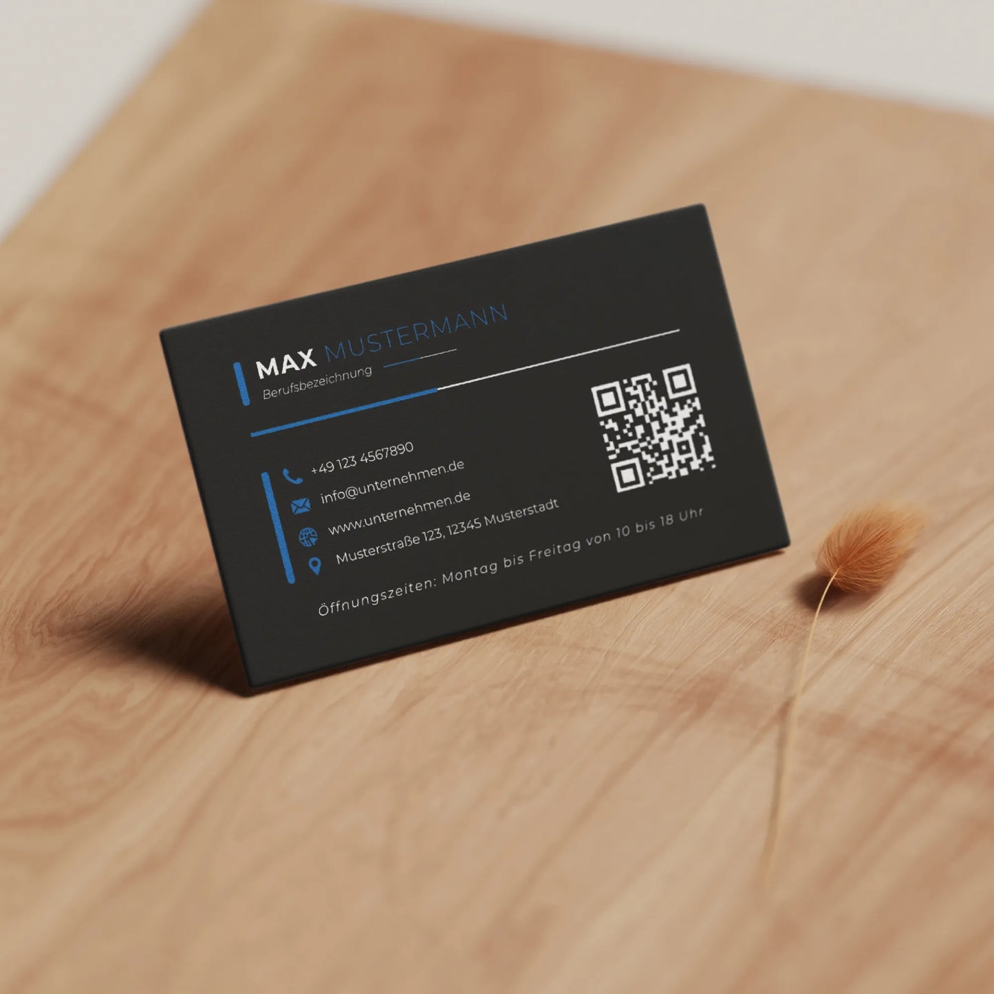 Professionelle Visitenkarten Vorlage in Schwarz und Blau mit QR-Code, klarer Kontaktübersicht und modernem Layout für Canva | Louvion.de