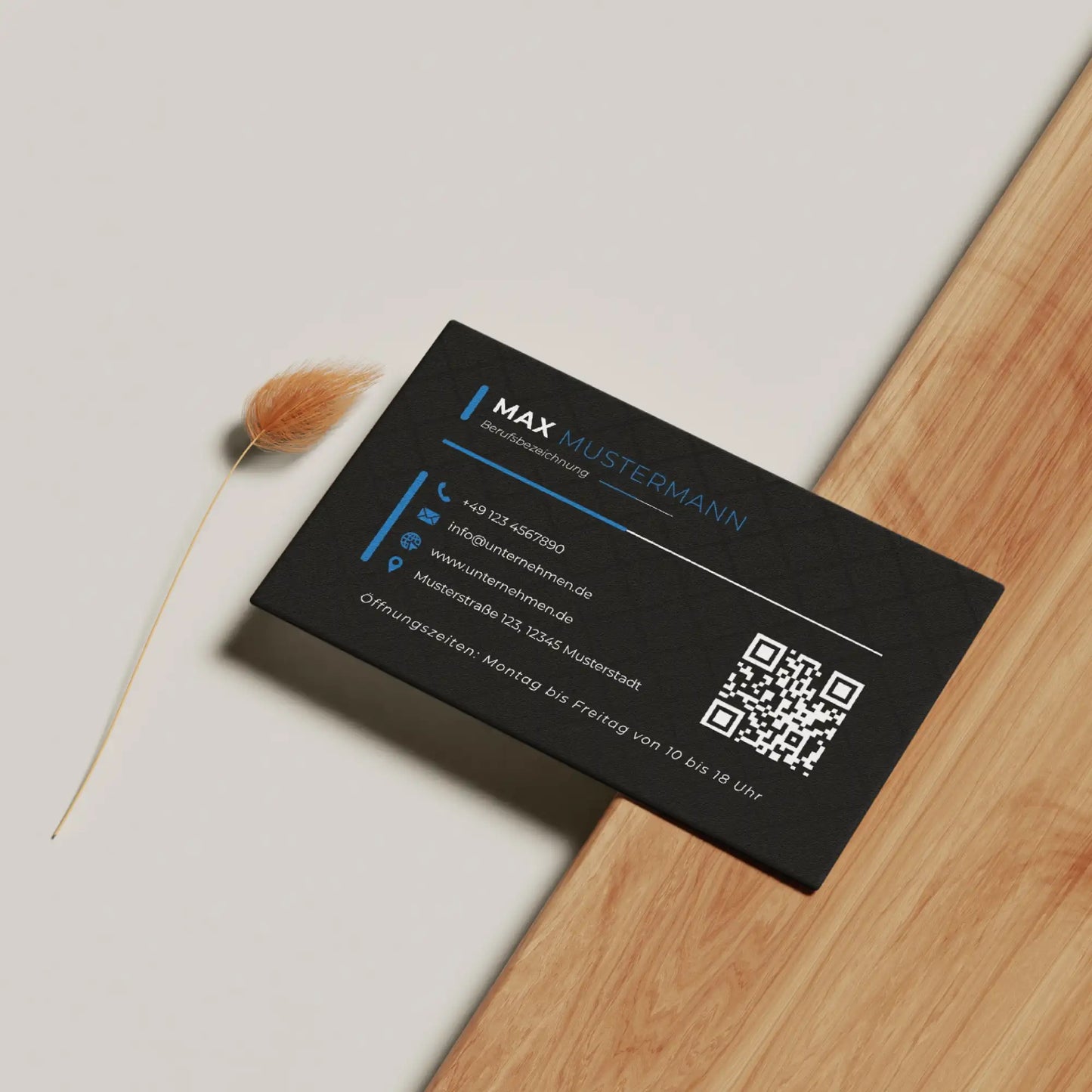Professionelle Visitenkarten Vorlage in Schwarz und Blau mit QR-Code und übersichtlichem Layout für Canva | Louvion.de