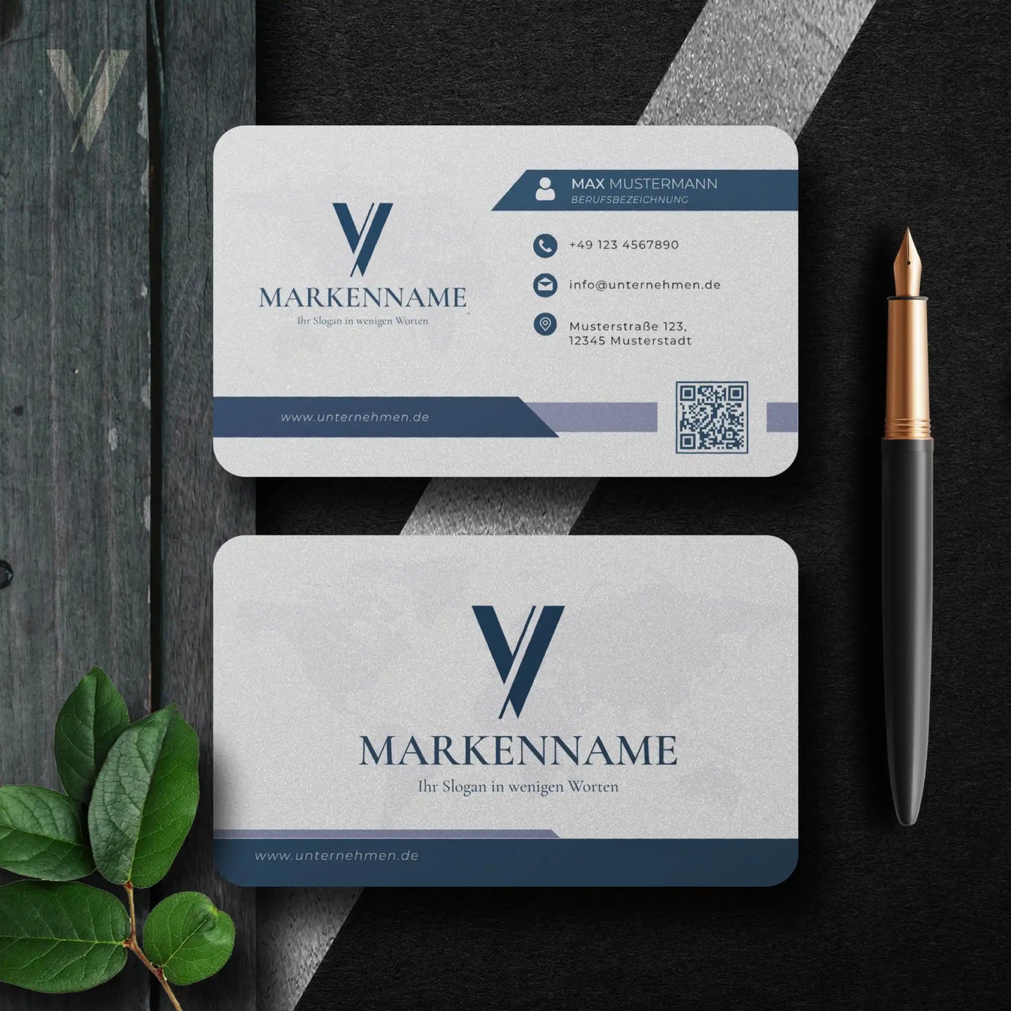 Professionelle Visitenkarten Vorlage mit Vorder- und Rückseite in Dunkelblau und Weiß, Logo, QR-Code sowie modernem Layout für Europa und USA/Kanada, Louvion.de