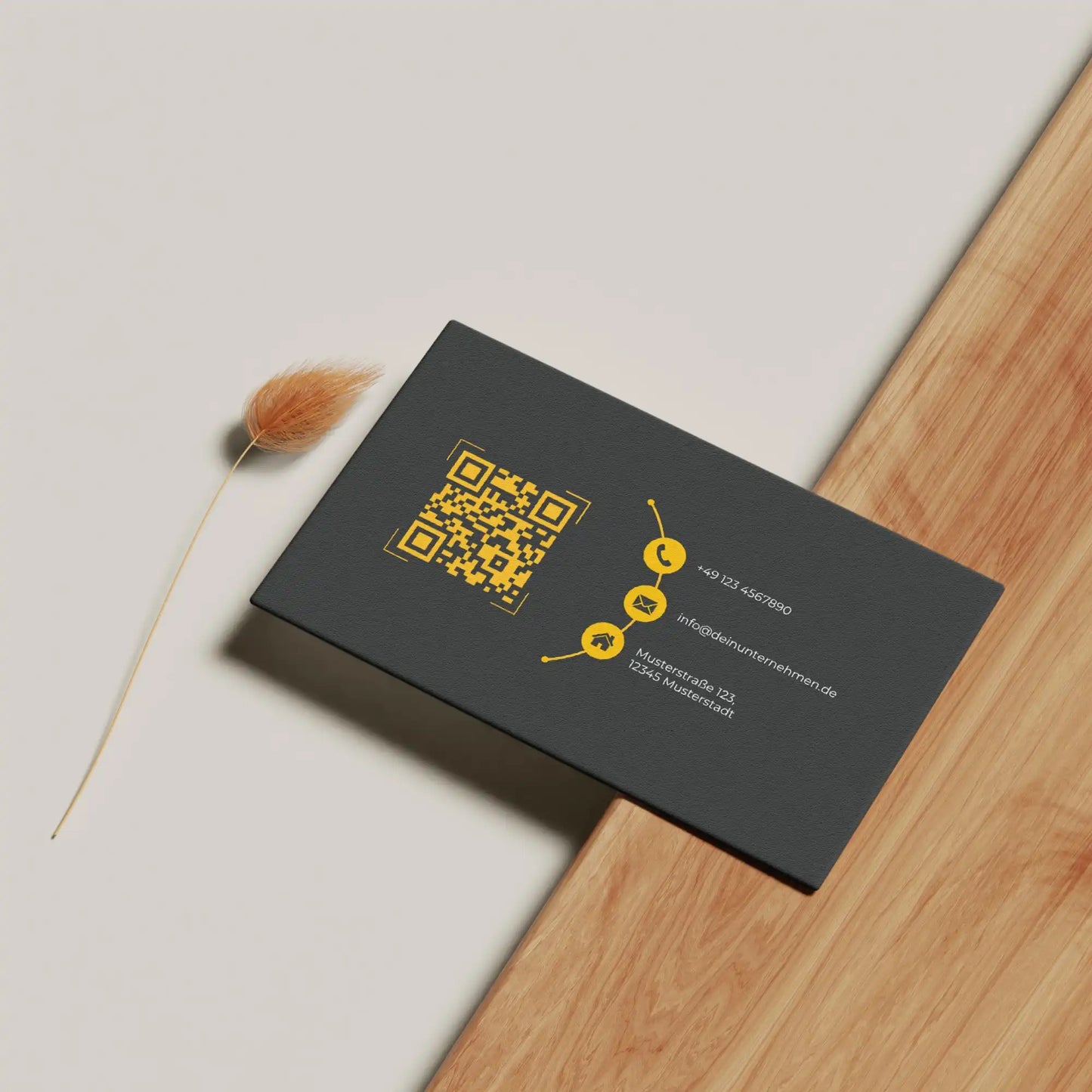 Rückseite der schwarz-gelben Visitenkarten Vorlage mit QR-Code und übersichtlichen Kontaktdaten im modernen Canva Design – Louvion.de