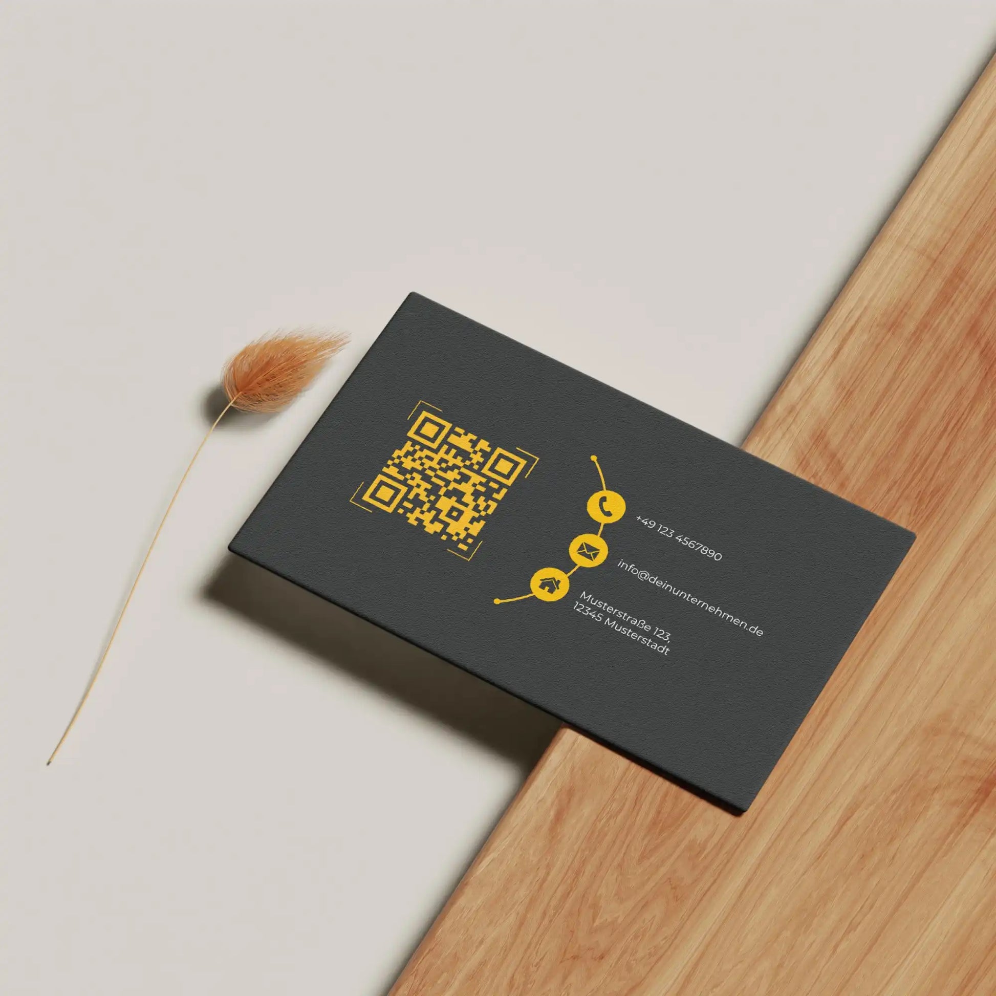 Rückseite der schwarz-gelben Visitenkarten Vorlage mit QR-Code und übersichtlichen Kontaktdaten im modernen Canva Design – Louvion.de