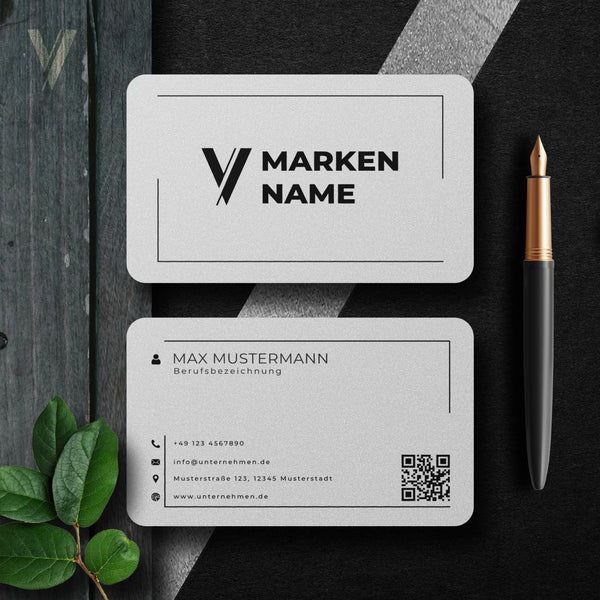 Schlichte Visitenkarten Vorlage in Weiß mit Vorder- und Rückseite, Logo, QR-Code und klarer Linienführung, bearbeitbar in Canva – Louvion.de