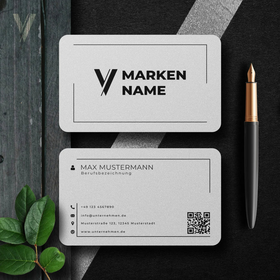 Schlichte Visitenkarten Vorlage in Weiß mit Vorder- und Rückseite, Logo, QR-Code und klarer Linienführung, bearbeitbar in Canva – Louvion.de