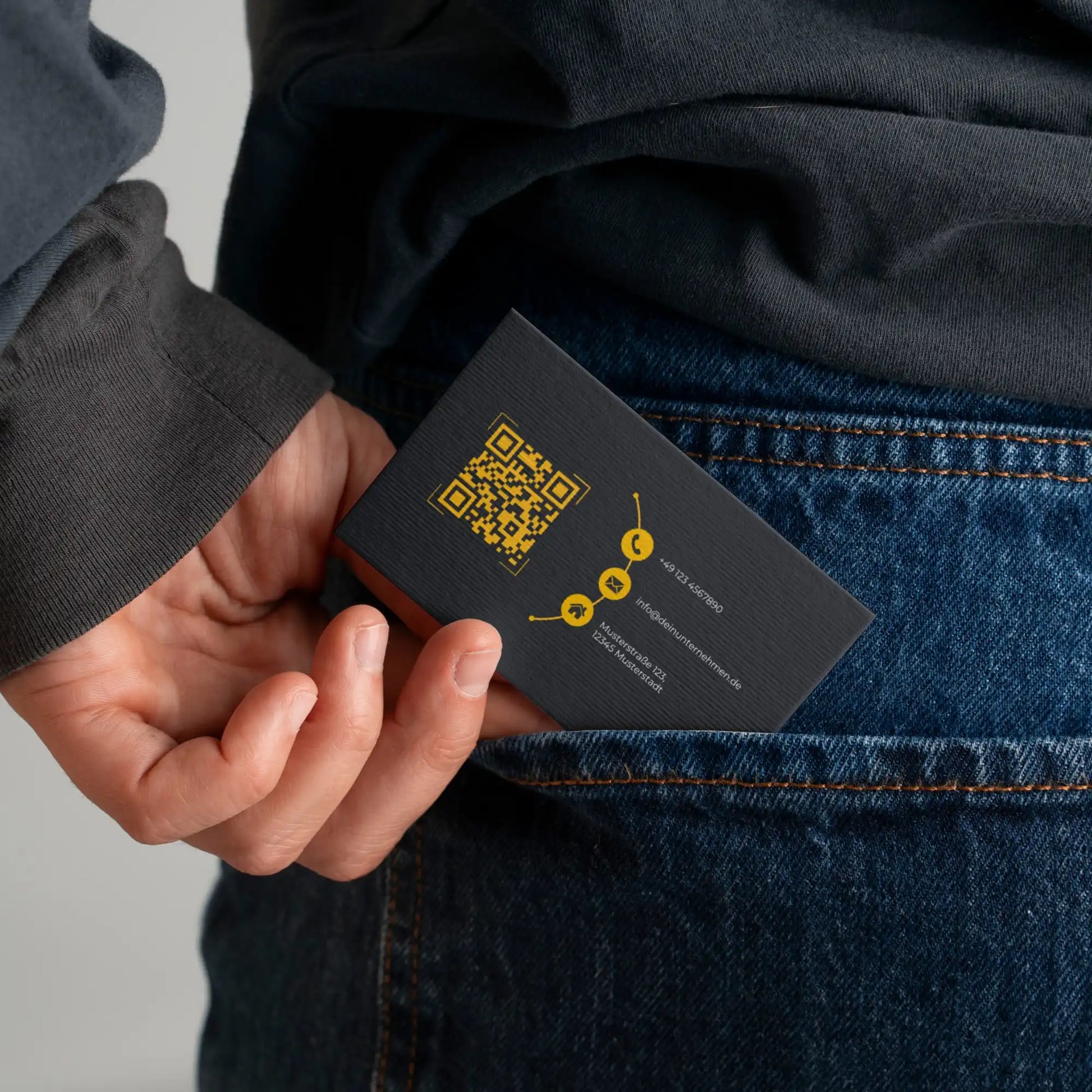 Schwarz-gelbe Visitenkarten Vorlage im praktischen Format mit QR-Code und Kontaktdaten als realistische Canva Vorschau – Louvion.de