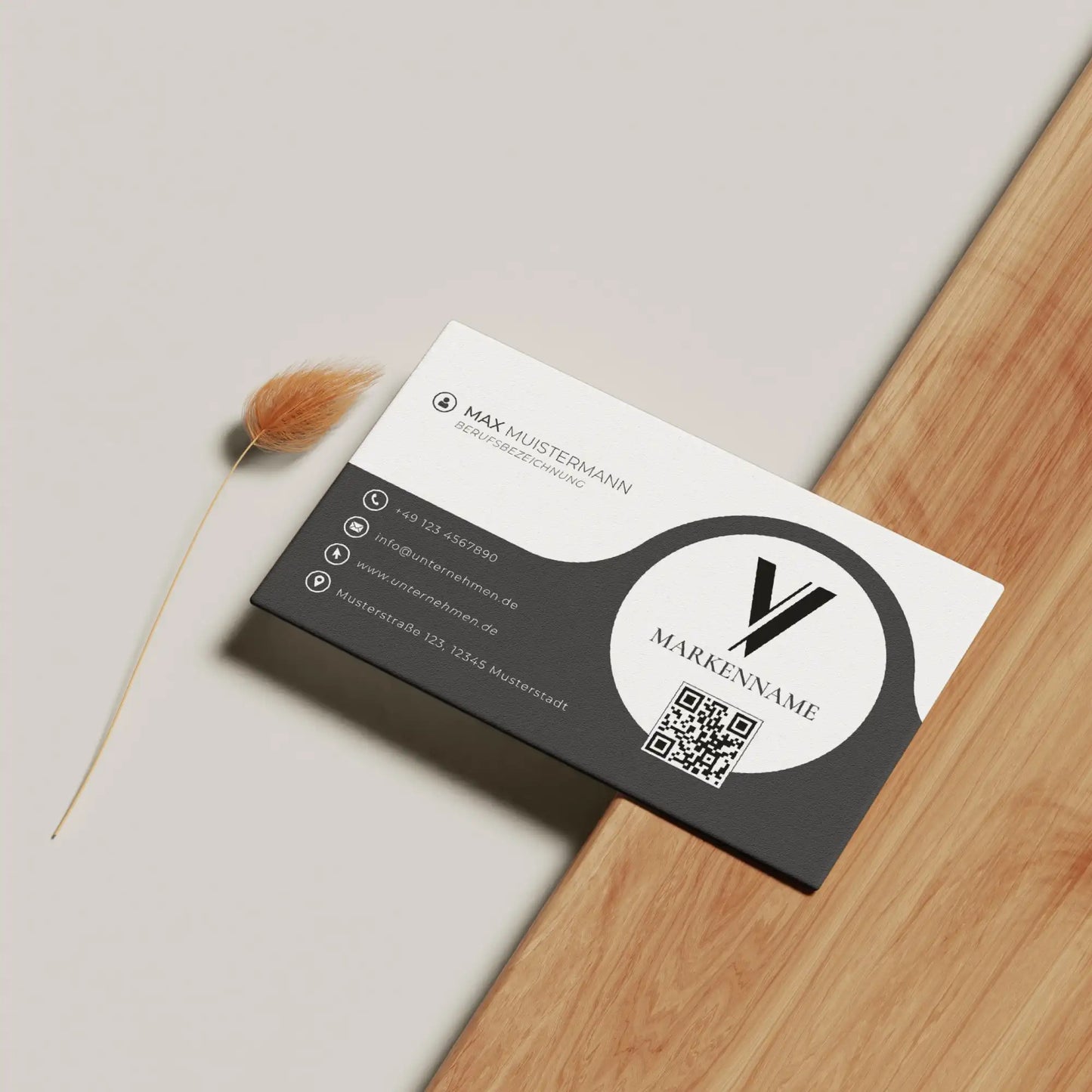 Schwarz-weiße Visitenkarten Vorlage mit QR-Code und Logo auf heller Holzoberfläche als Canva Vorlage – Louvion.de