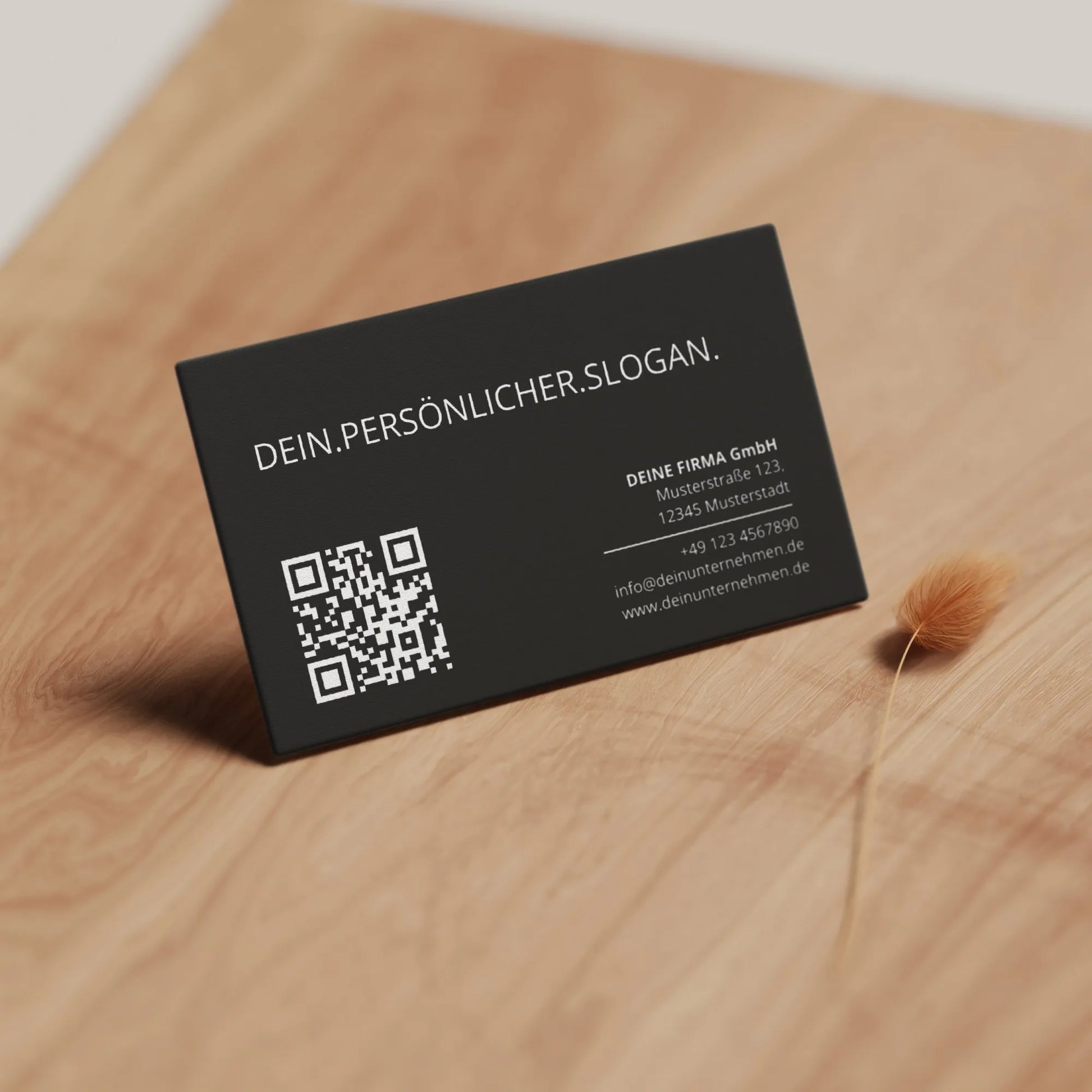 Schwarze Visitenkarten Vorlage im praktischen Taschenformat mit QR-Code, Logo und Kontaktdaten als Canva Vorlage – Louvion.de