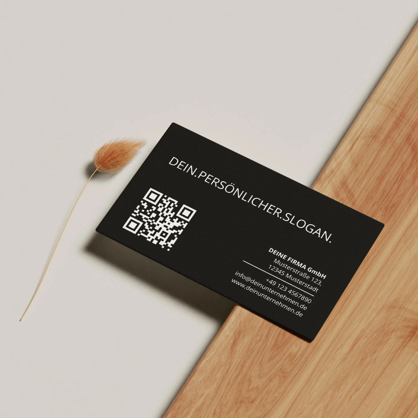 Schwarze Visitenkarten Vorlage mit QR-Code und Kontaktdaten auf einer modernen Businesskarte als Canva Vorlage – Louvion.de