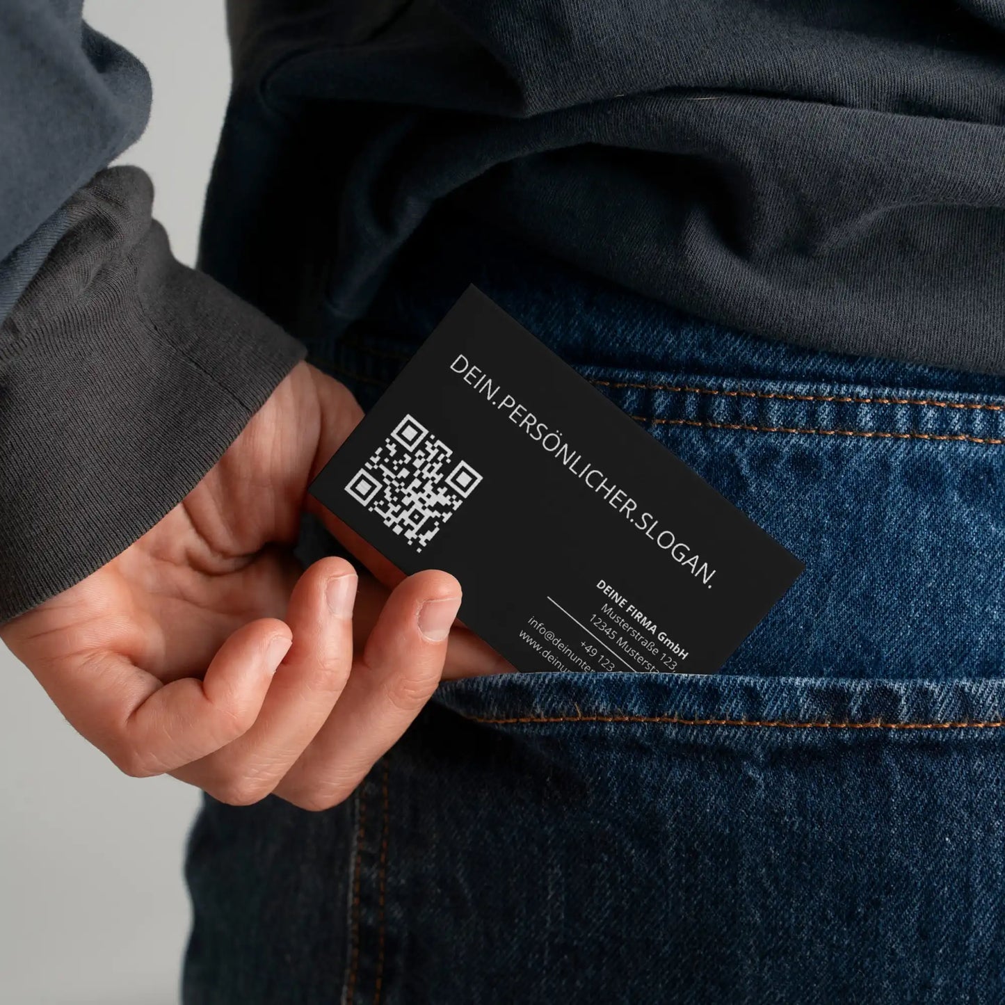 Schwarze Visitenkarten Vorlage mit Vorder- und Rückseite auf Holzoberfläche, Logo, QR-Code und modernen Kontaktdaten für Canva – Louvion.de