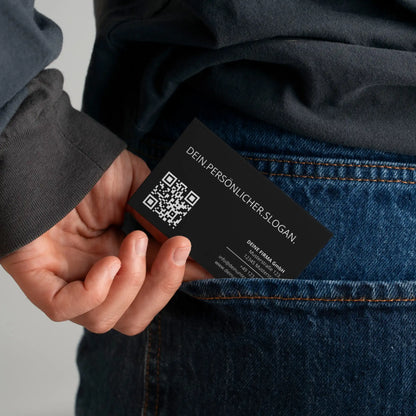 Schwarze Visitenkarten Vorlage mit Vorder- und Rückseite auf Holzoberfläche, Logo, QR-Code und modernen Kontaktdaten für Canva – Louvion.de