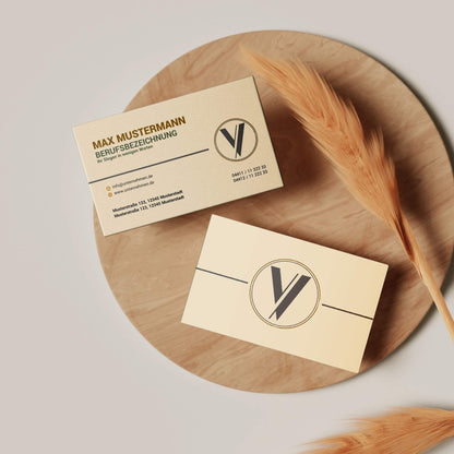 Elegante Visitenkarten Vorlage in Beige mit Vorder- und Rückseite, rundem Logo-Bereich und harmonischem Layout, individuell bearbeitbar in Canva – Louvion.de